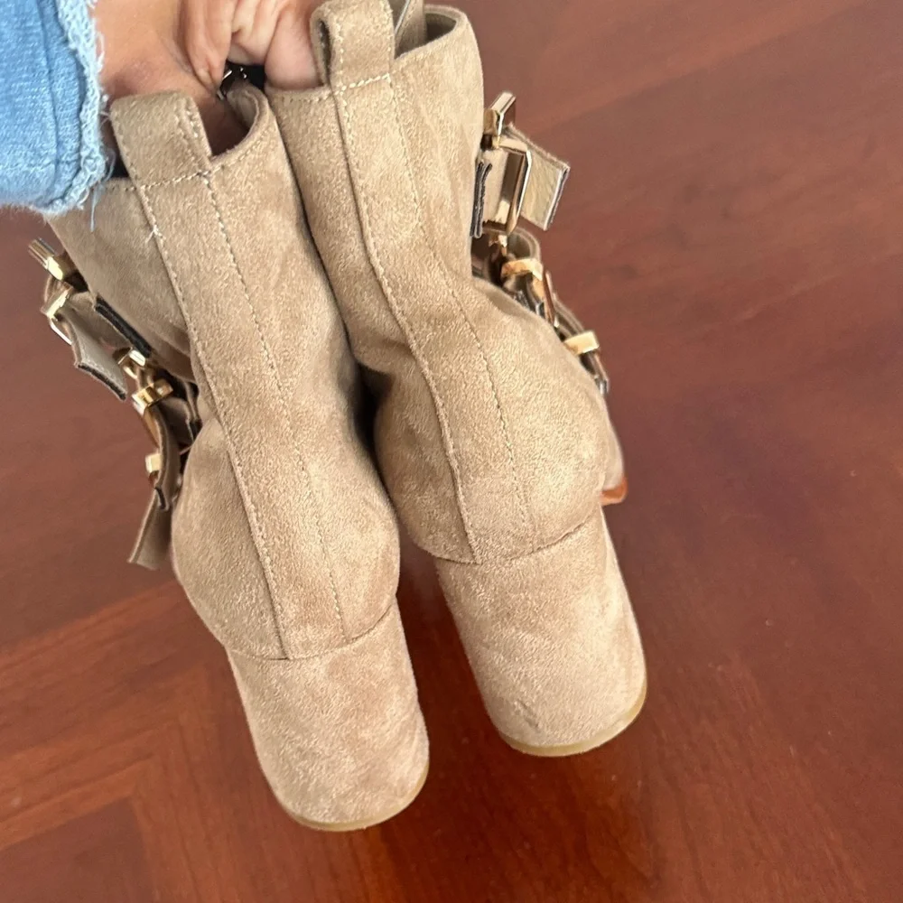 RAYE x house of Harlow suede Doute boots Buckle Detail pointed toe Sz 6
